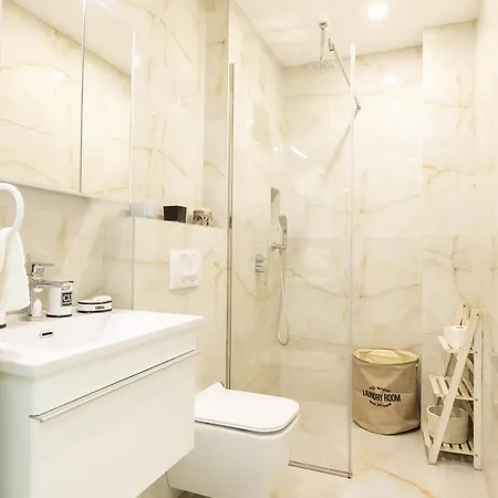 Elrea Living 2 1br With Dajti & Skyline View Tirana