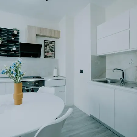 Elrea Living 2 1br With Dajti & Skyline View Lejlighed *